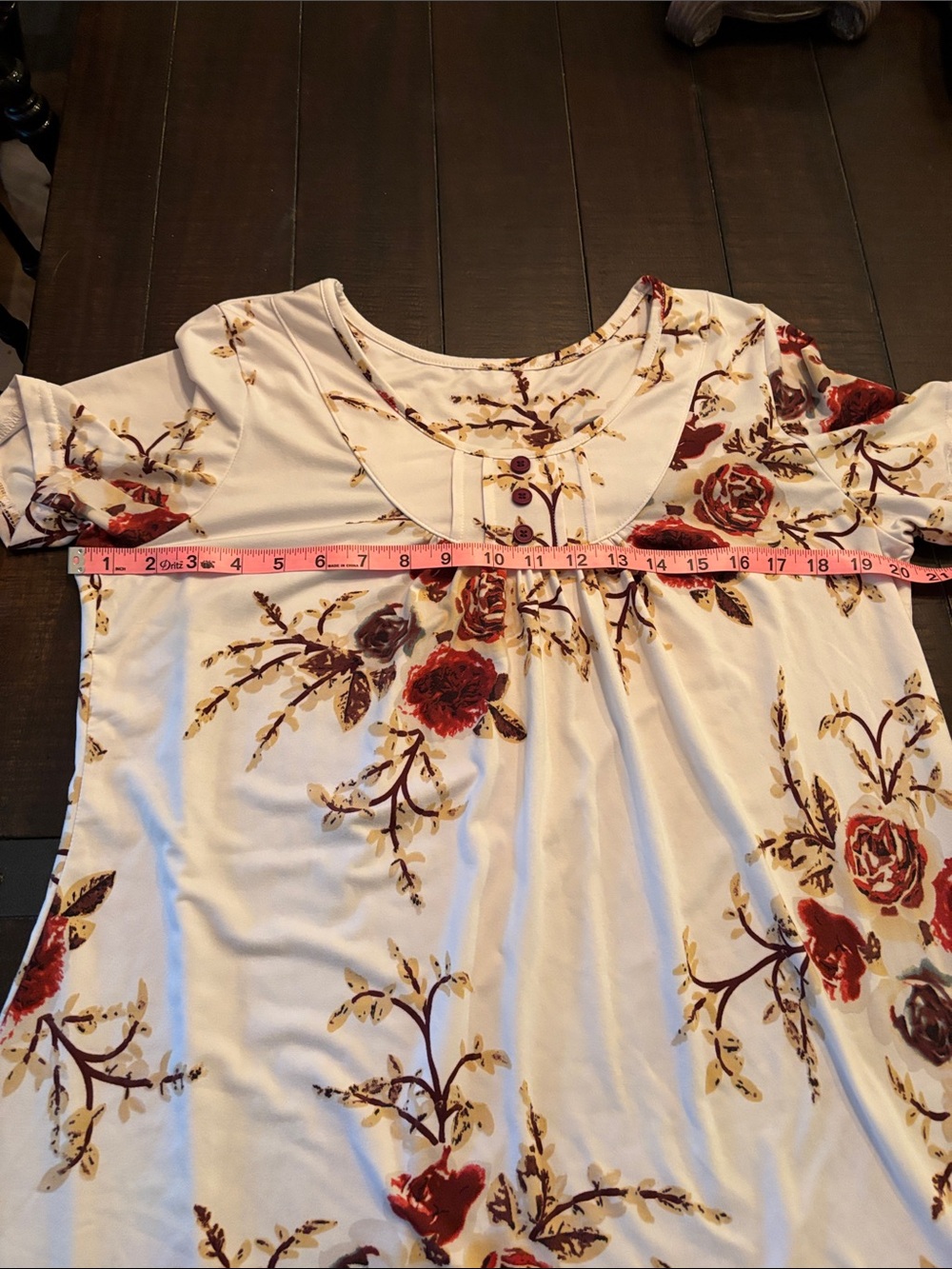 Women’s White Floral Short-Sleeve Tunic Top - Red Rose Print - Picture 6 of 8